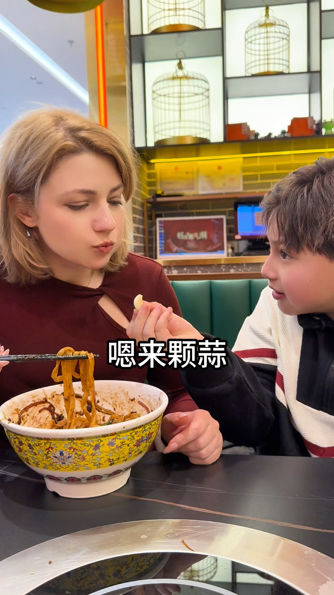 当老外第一次吃炸酱面,原来这就是老北京儿的味道