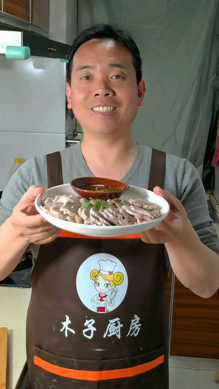 大厨教你1个蹄蹄2种吃法,既能喝汤又能吃肉,一点都不浪费