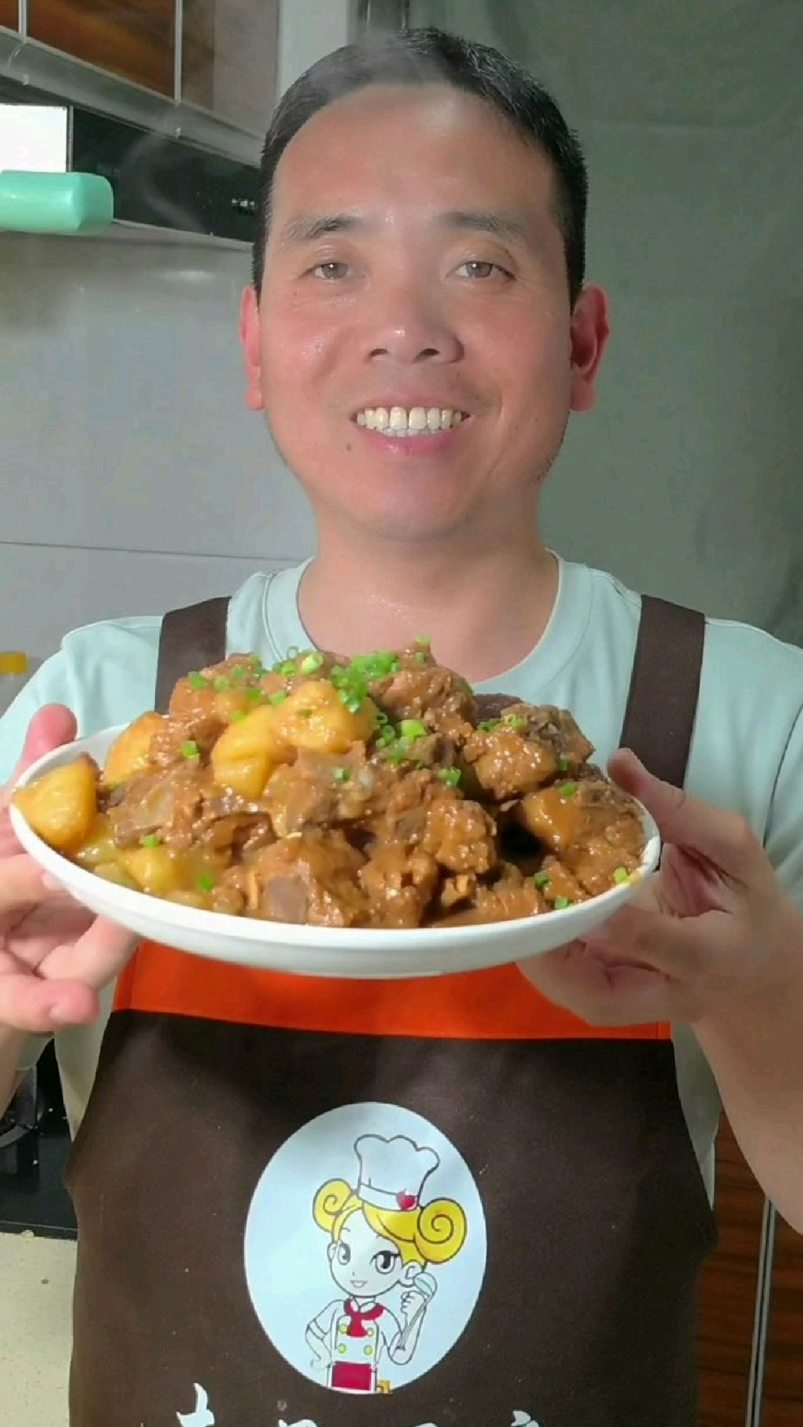 土豆烧排骨这样做,土豆绵密入味,排骨香嫩不柴,做法还简单