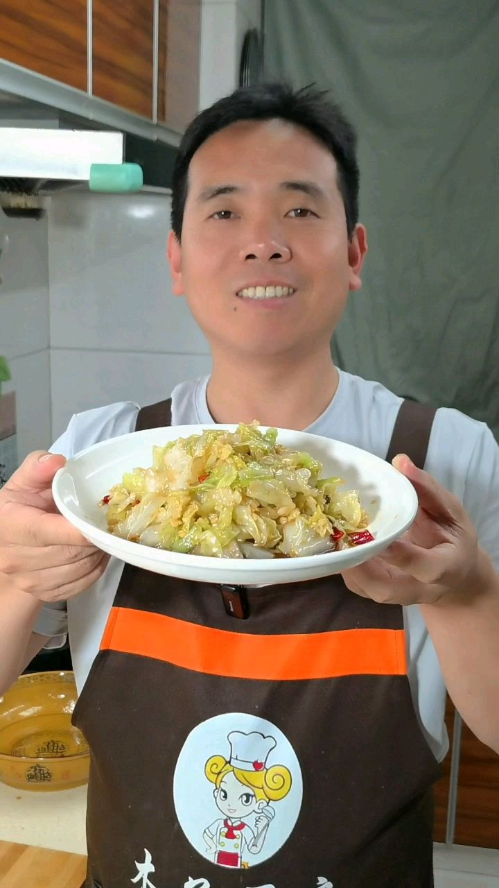 炝拌包菜这样做,脆嫩开胃,下酒又下饭