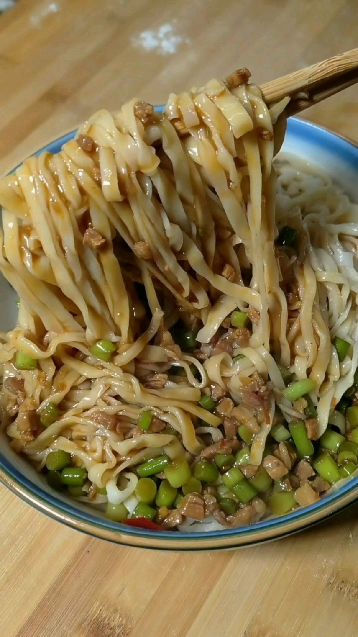 蒜苔炸酱面，爽滑筋道，鲜香好吃，农家做法简单又接地气