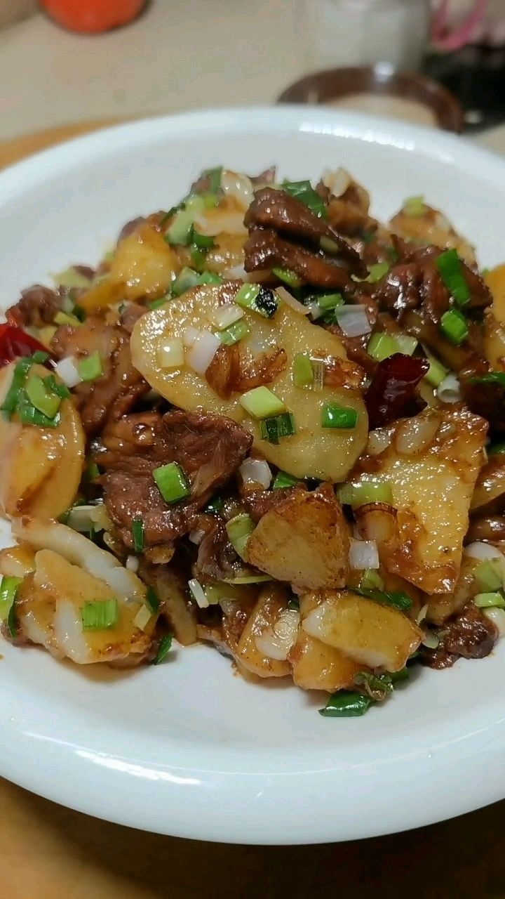 这才是土豆炒肉简单好吃的做法,土豆软糯入味,肉片滑嫩鲜香