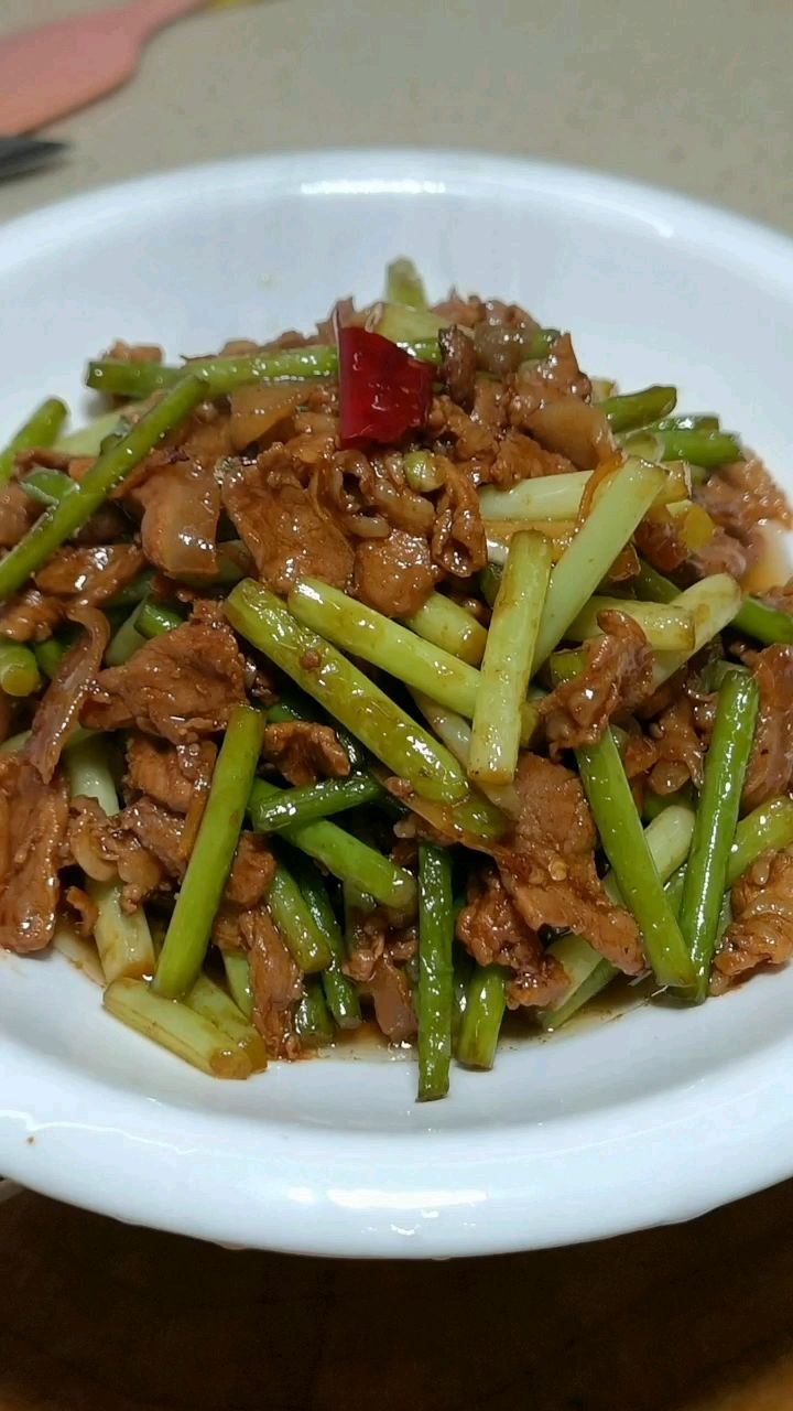 蒜苔炒肉想要好吃，只需简单2步，蒜苔脆嫩入味，肉片滑嫩鲜香