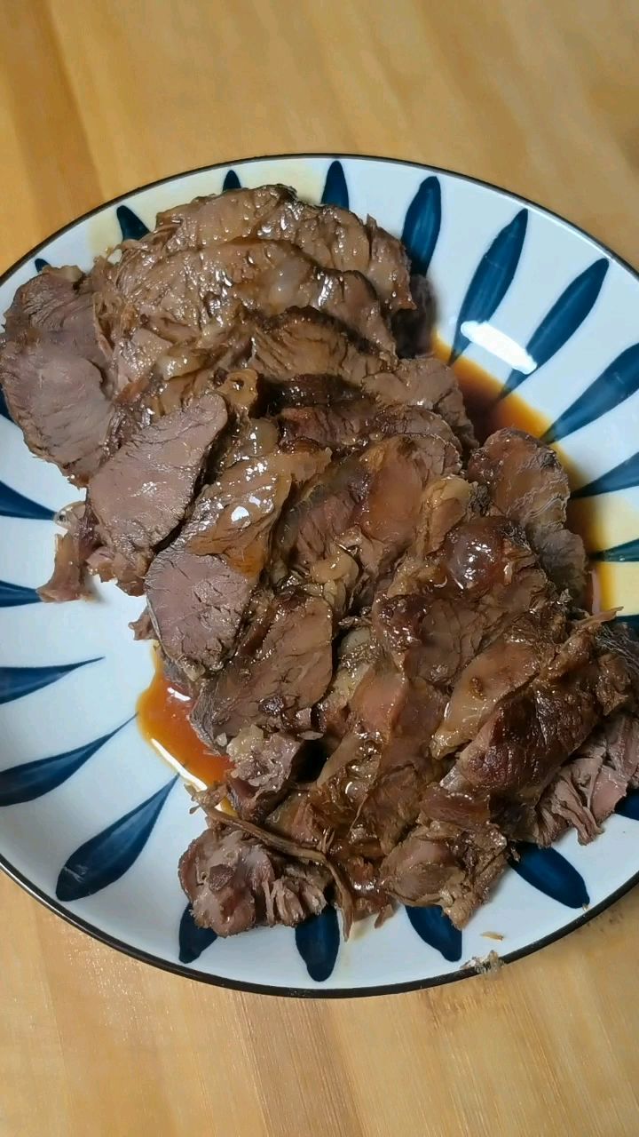 家庭版酱牛肉，没有复杂的调味料，酱香特别浓郁，非常好吃