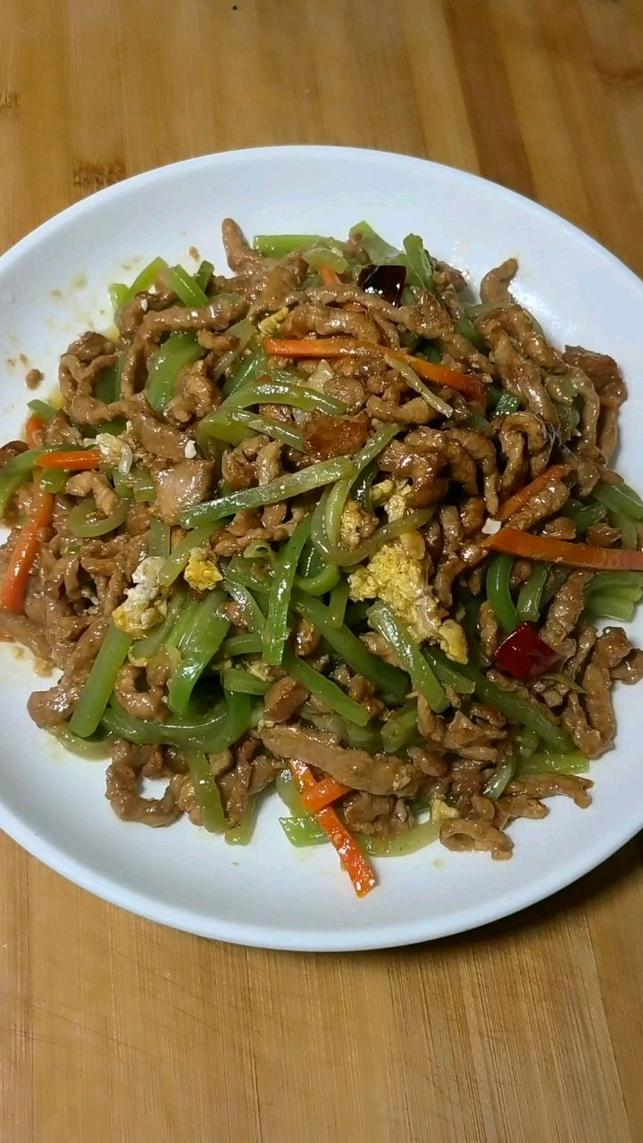 莴笋炒肉丝这样做，莴笋脆爽，肉丝滑嫩，做法简单又有营养，香