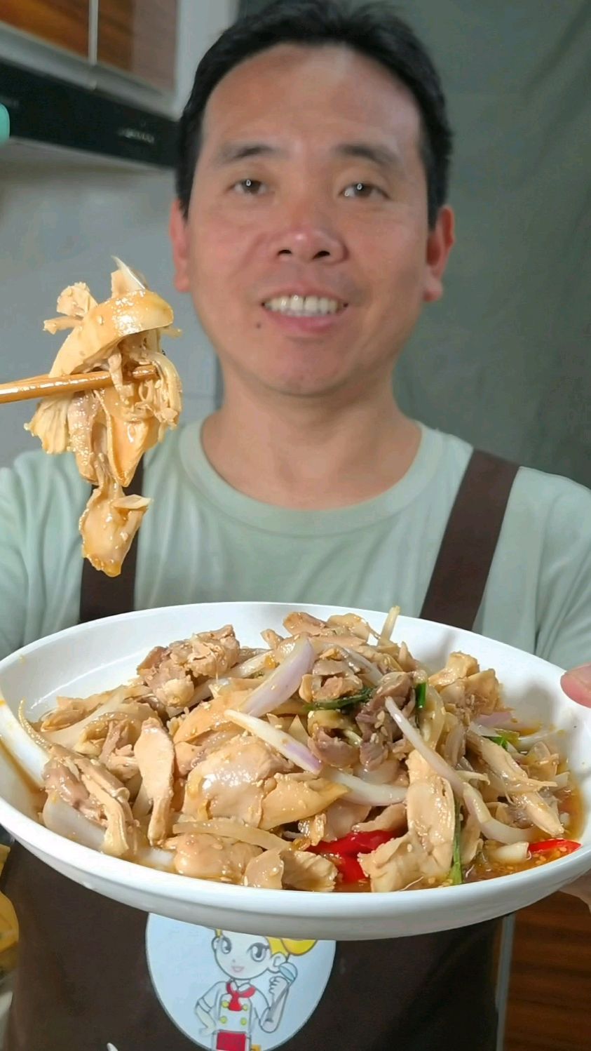 葱油手撕鸡,做法简单,鸡肉鲜嫩多汁,大人小孩都爱吃