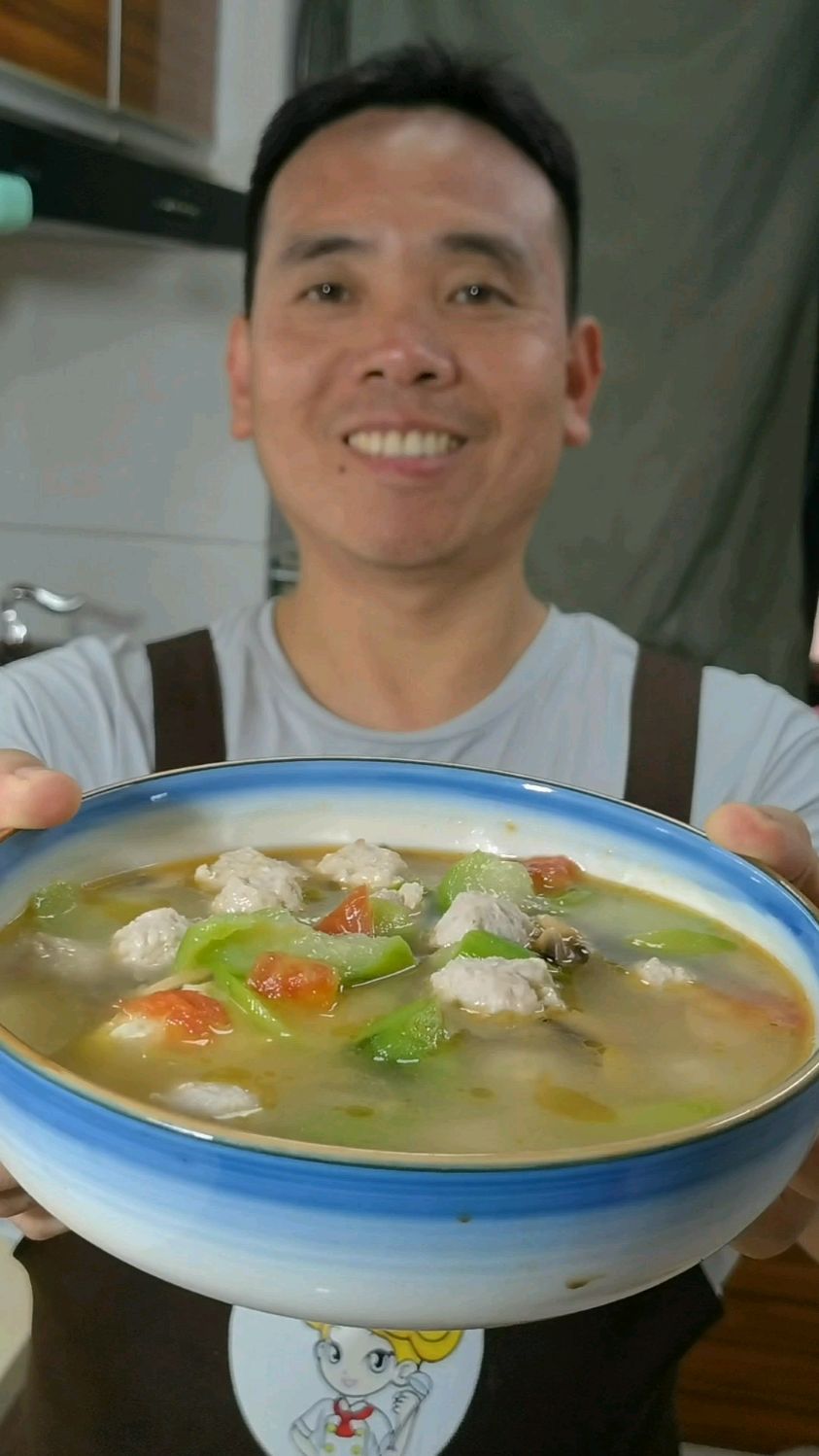 三伏天一定要多吃这个丝瓜肉丸汤，营养丰富，汤鲜味美