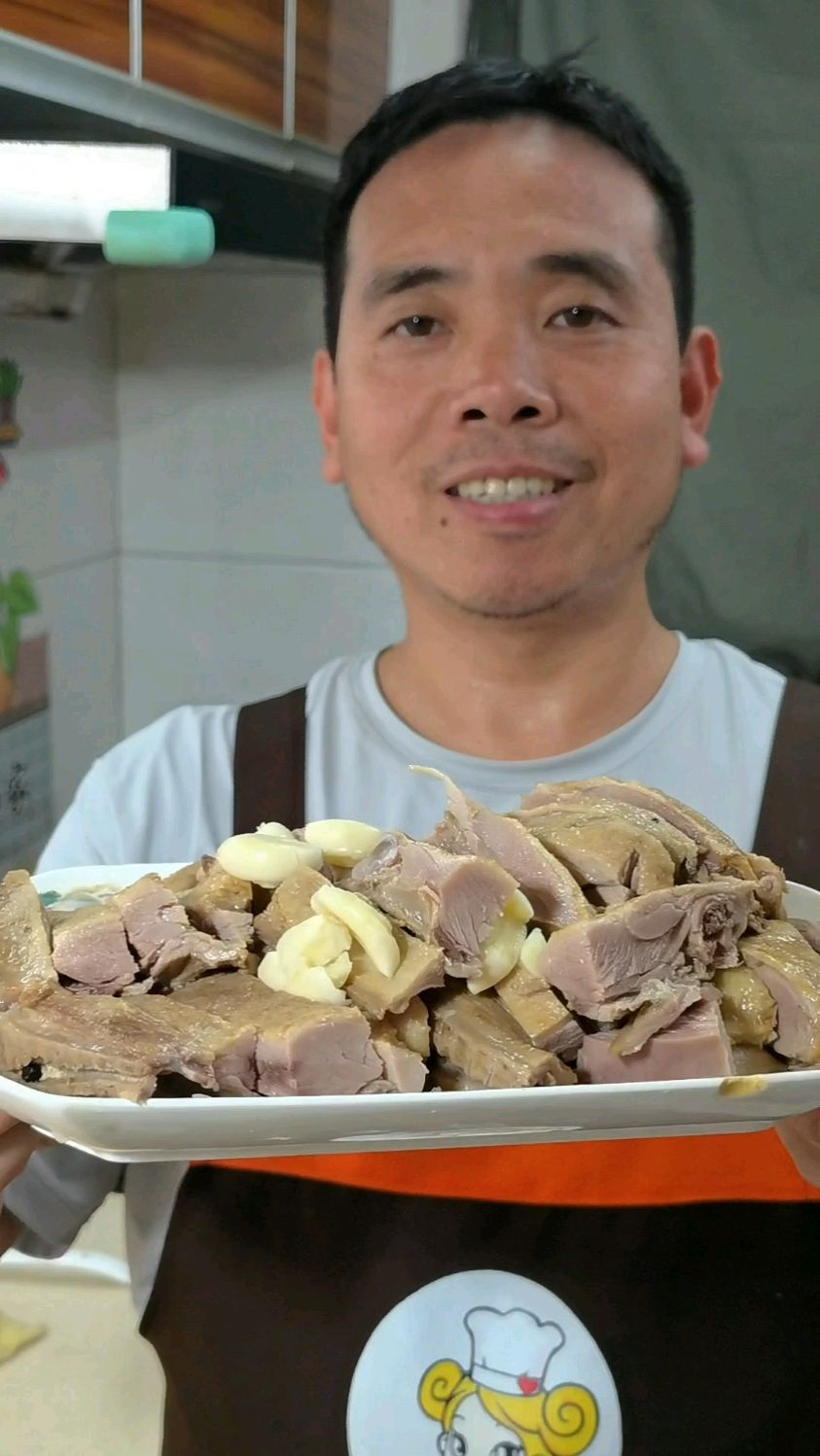 大暑节气给大家分享一道南京盐水鸭,皮白肉红骨头绿,清淡鲜香