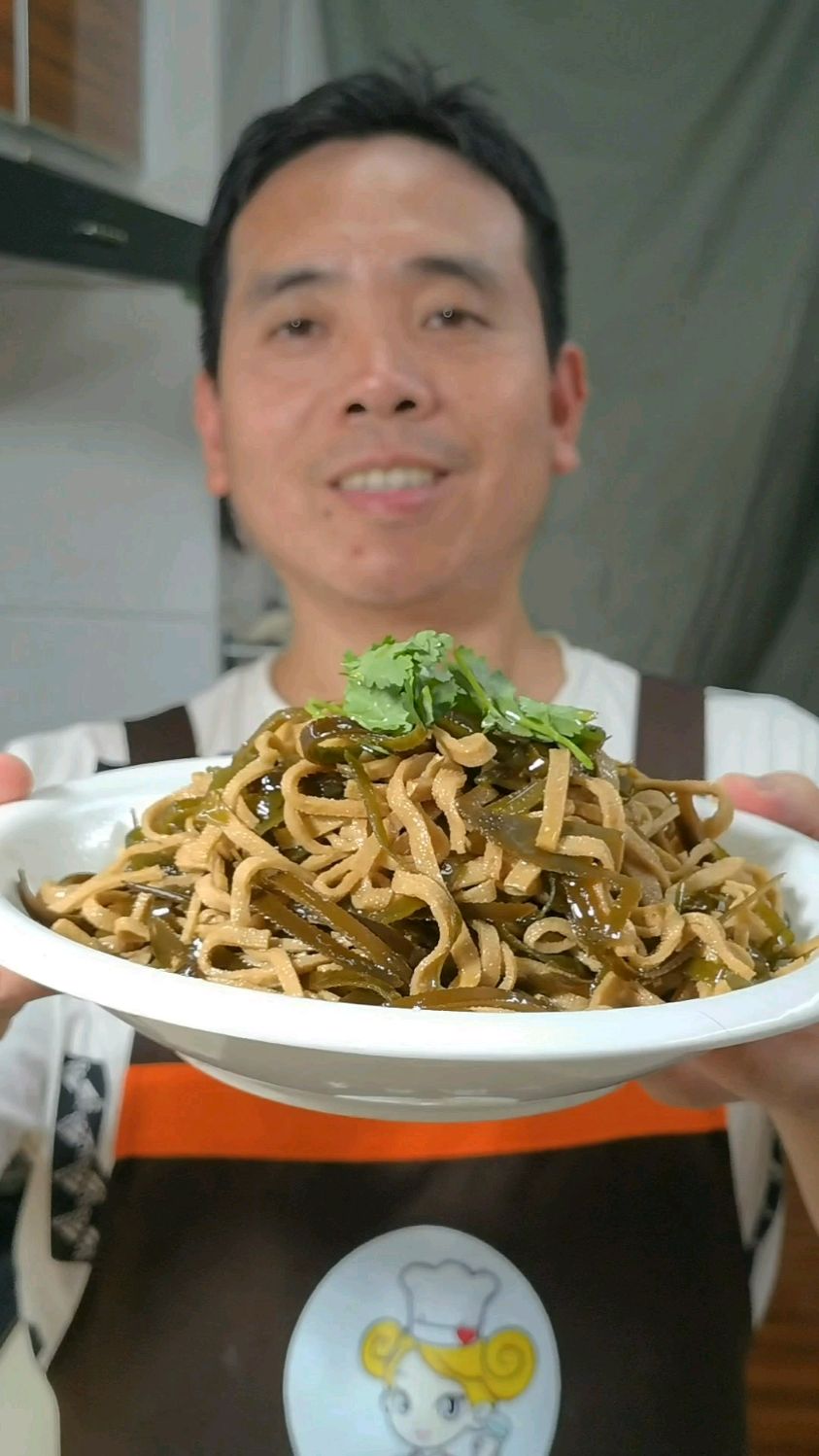 把豆腐皮放锅里炸一炸，出锅就是一道超下酒的小菜，做法还简单