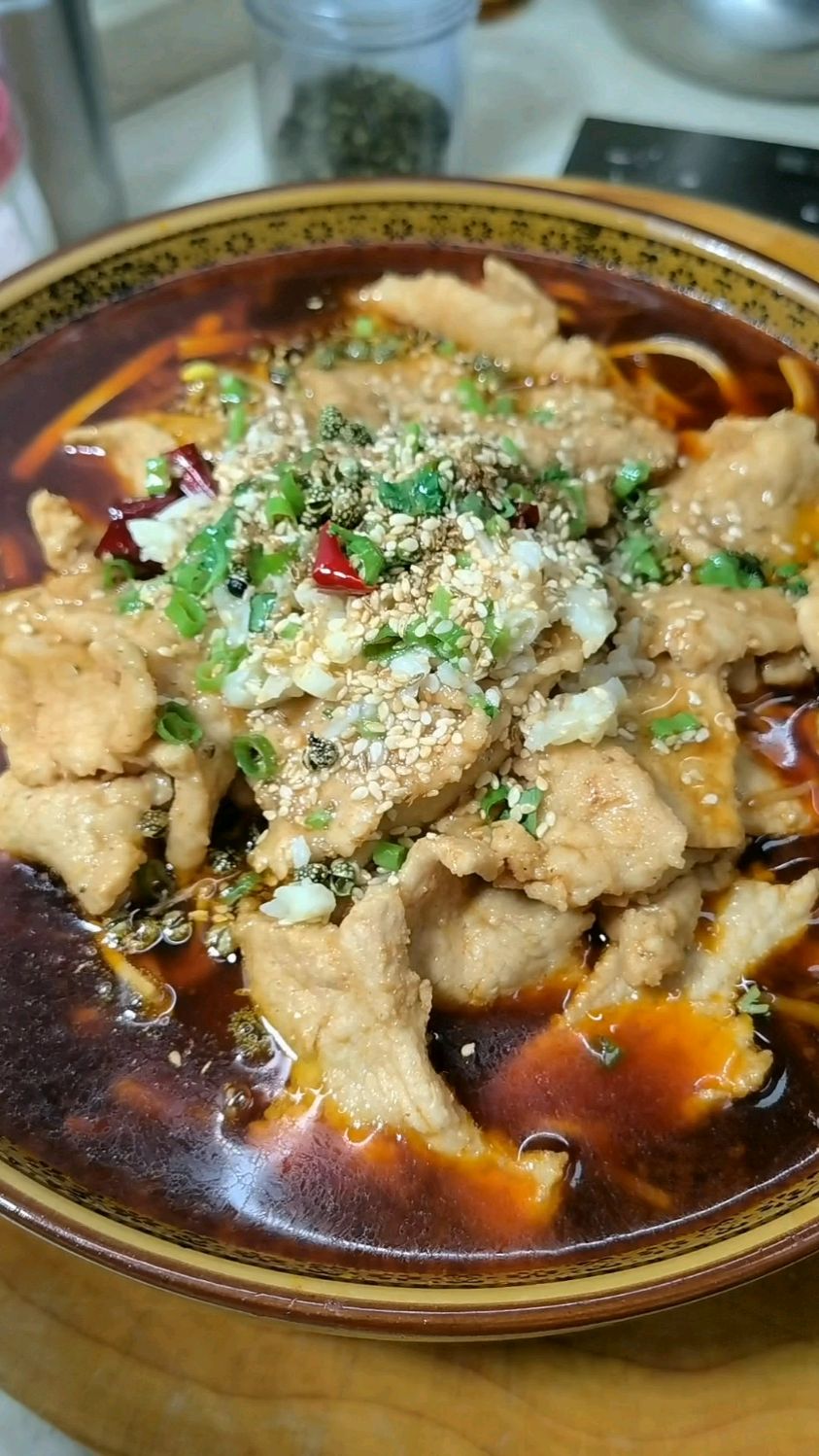 水煮肉片最简单的家常做法，麻辣鲜香，肉片滑嫩，下酒下饭真过瘾