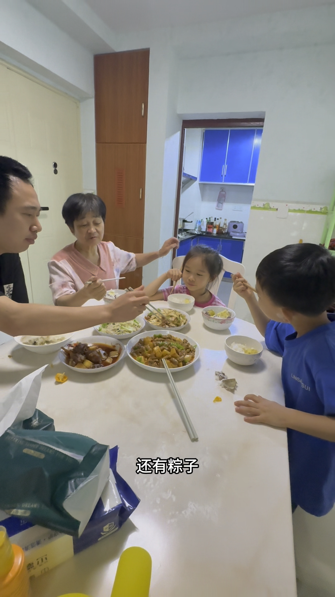一家人团团圆圆过节,鱼米妈一句话,儿子听了差点要吐出来