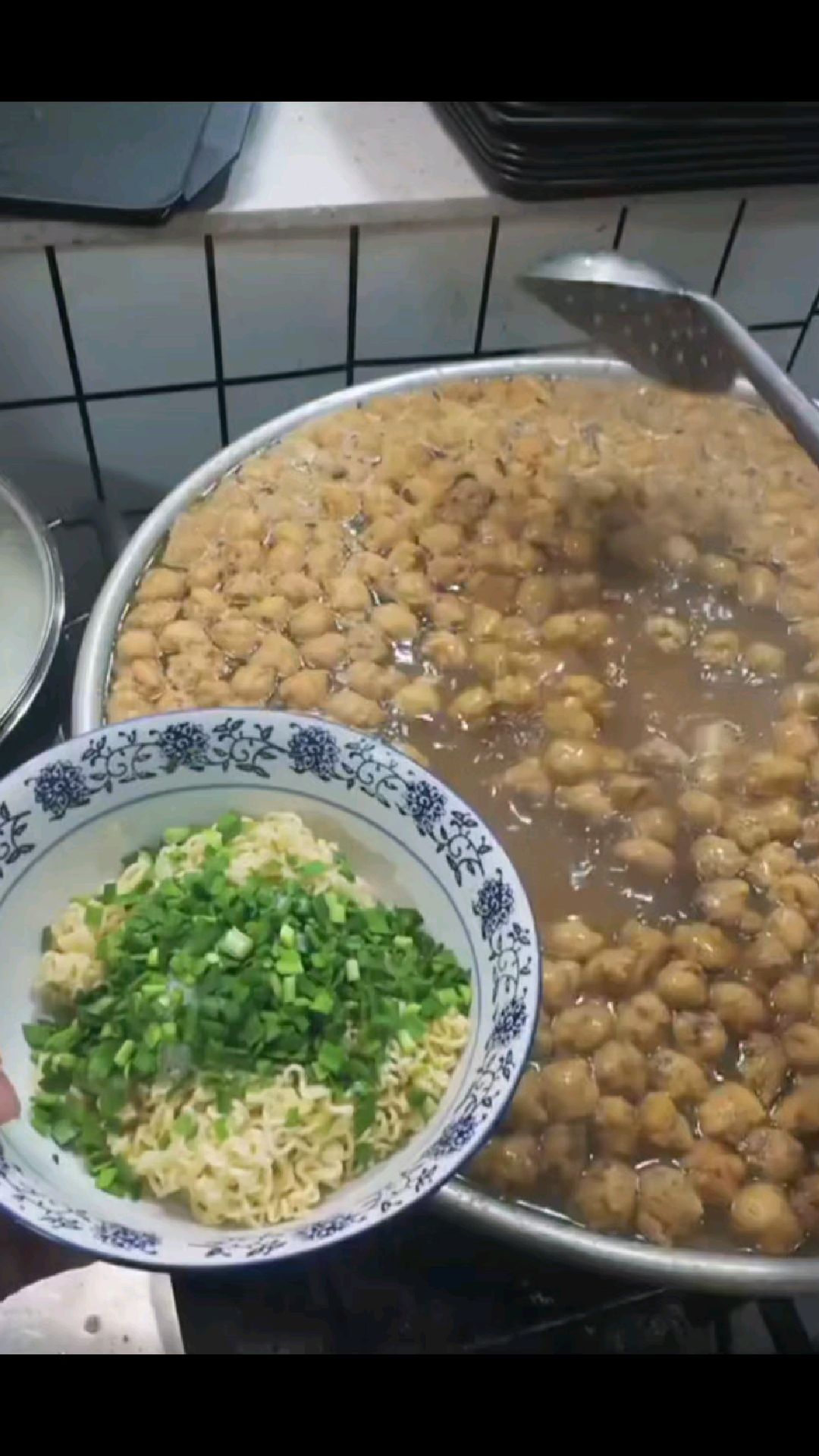山西晋城硬核早餐牛肉丸，大豫竹方便面打底。
