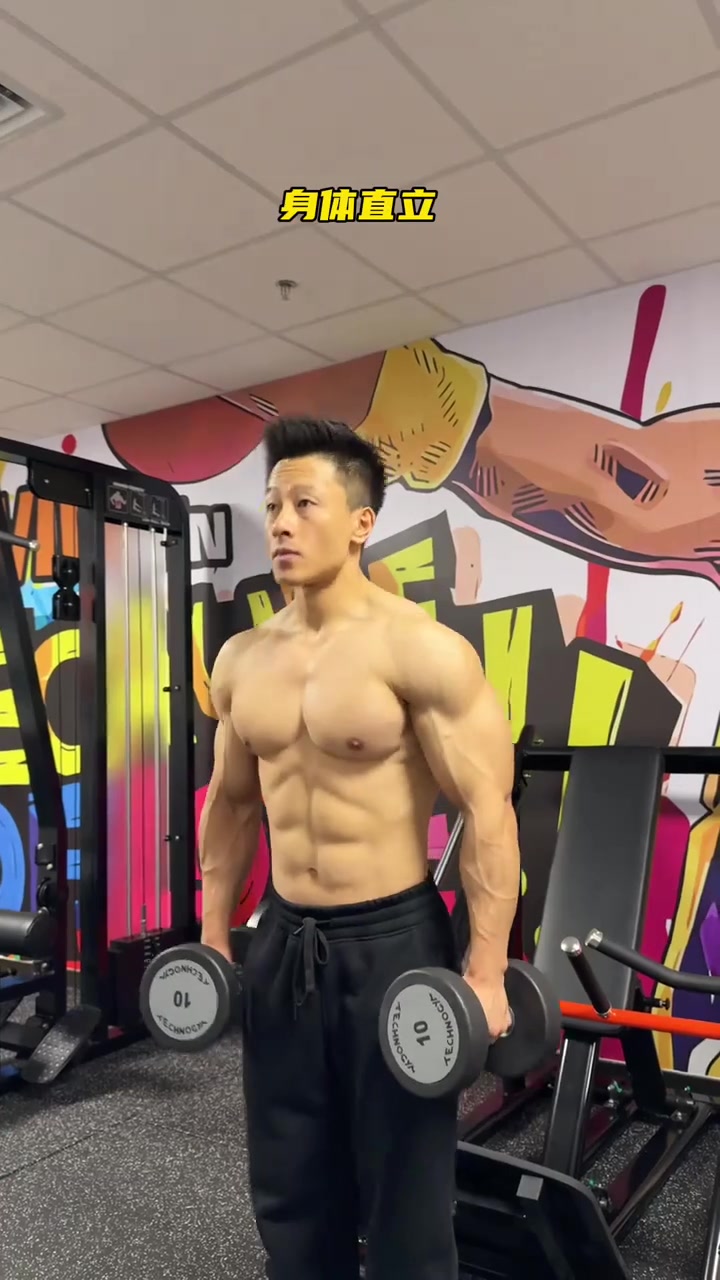 哑铃练手臂动作细节！