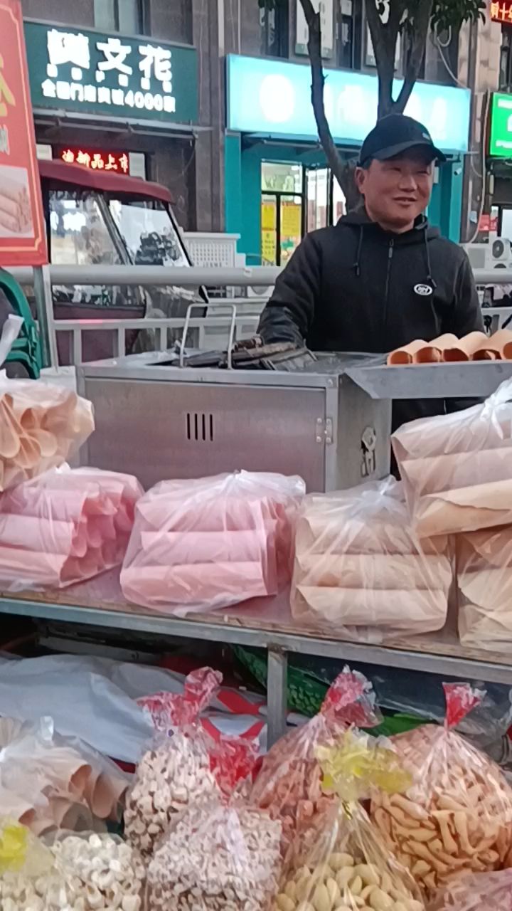 郑州锦葵街风味名吃香酥鸡蛋卷爆米花,冬日休闲食品味美健康养生