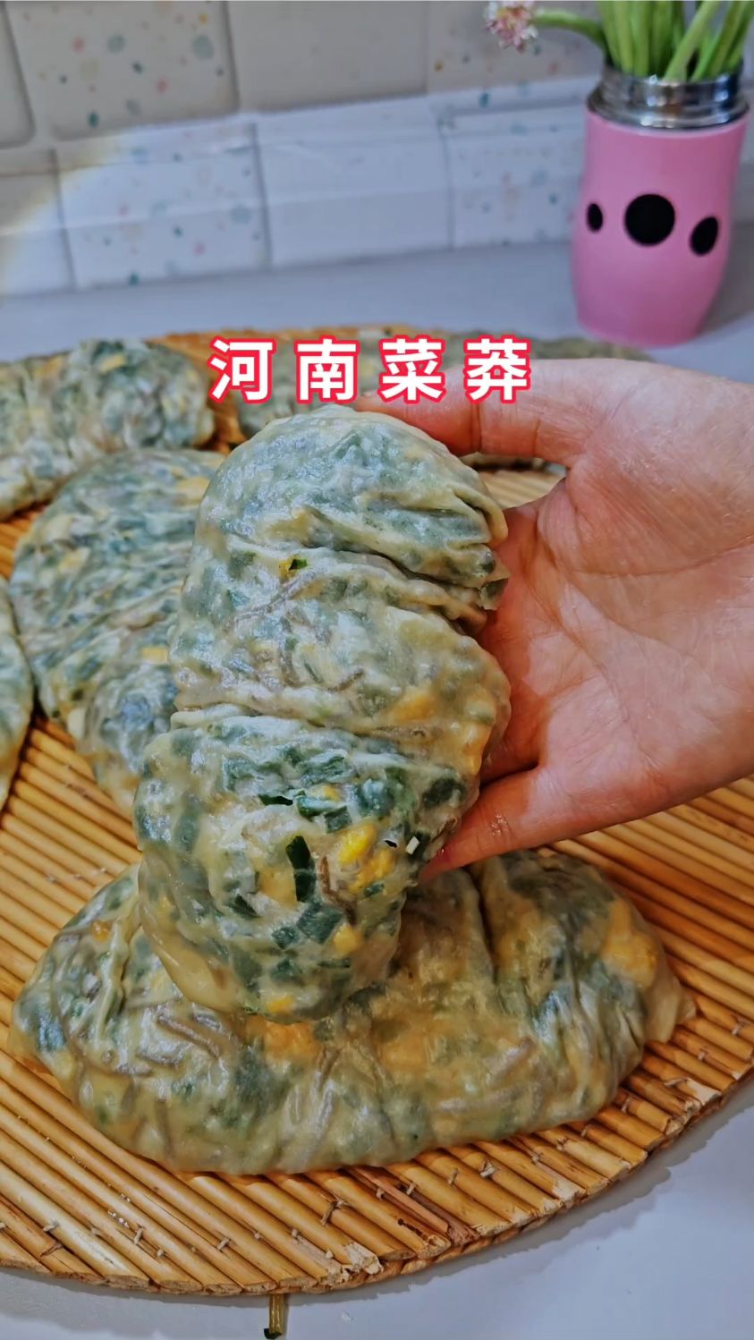 母亲节，蒸妈妈喜欢吃的菜莽，筋道的外皮裹着馅料的鲜香，美味