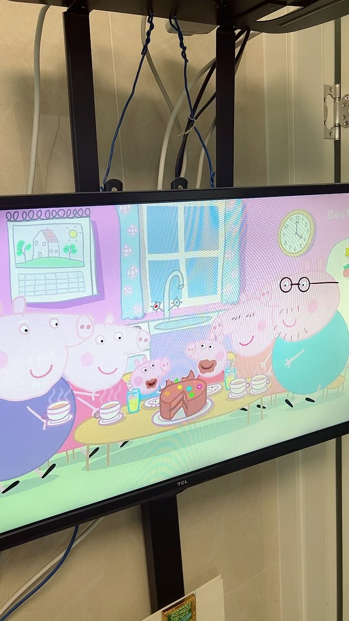 小猪佩奇在奶奶家吃巧克力蛋糕