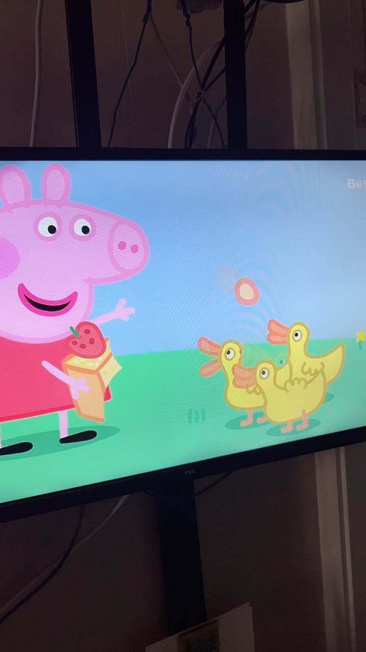 小猪佩奇给鸭子喂草莓蛋糕