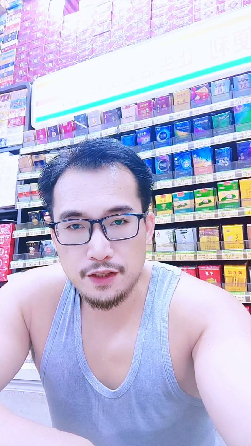 现在零食店也面临更大的挑战,现在开始不断改变经营模式了