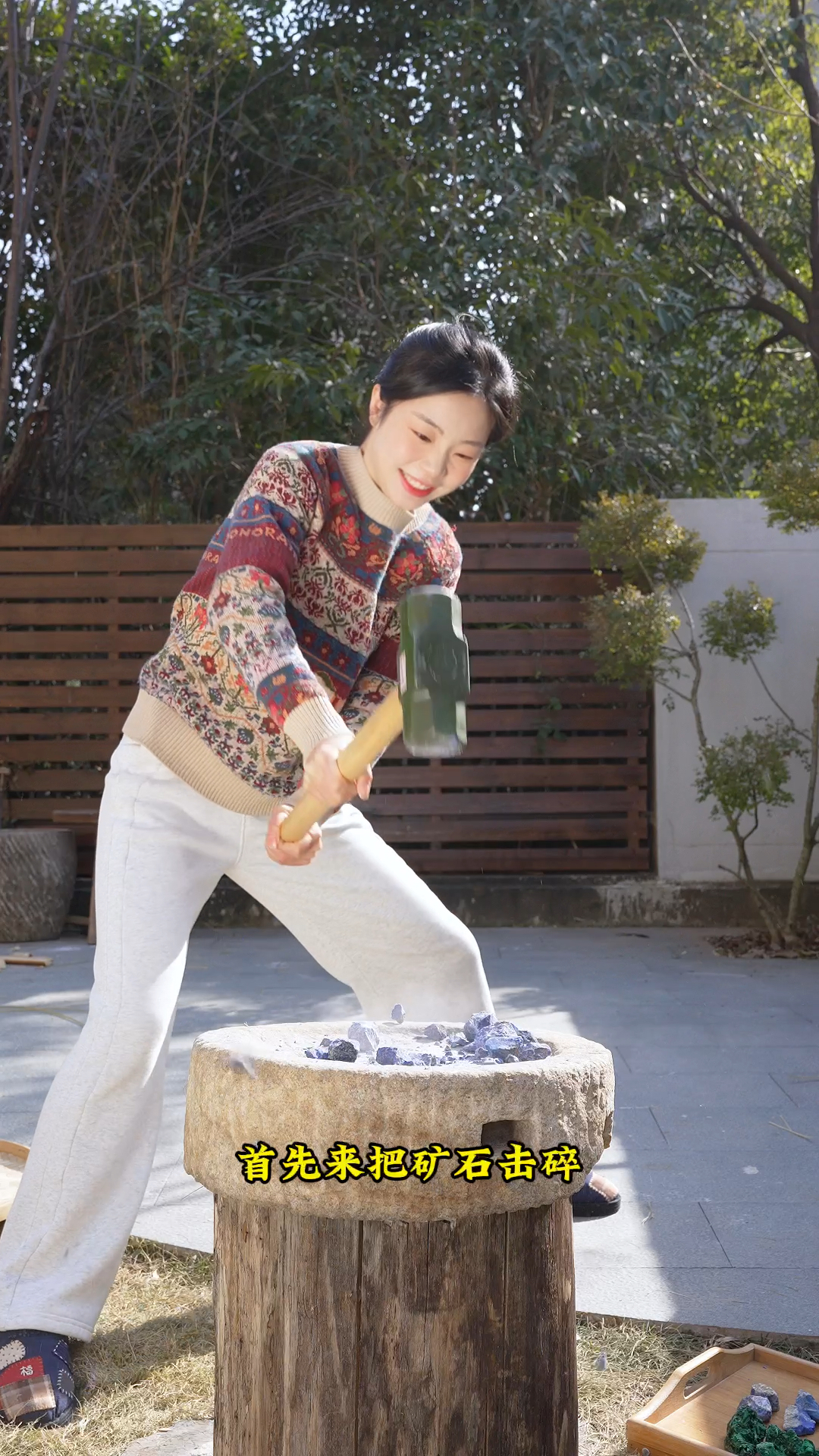 用矿石做了幅传统木版年画,见者发财