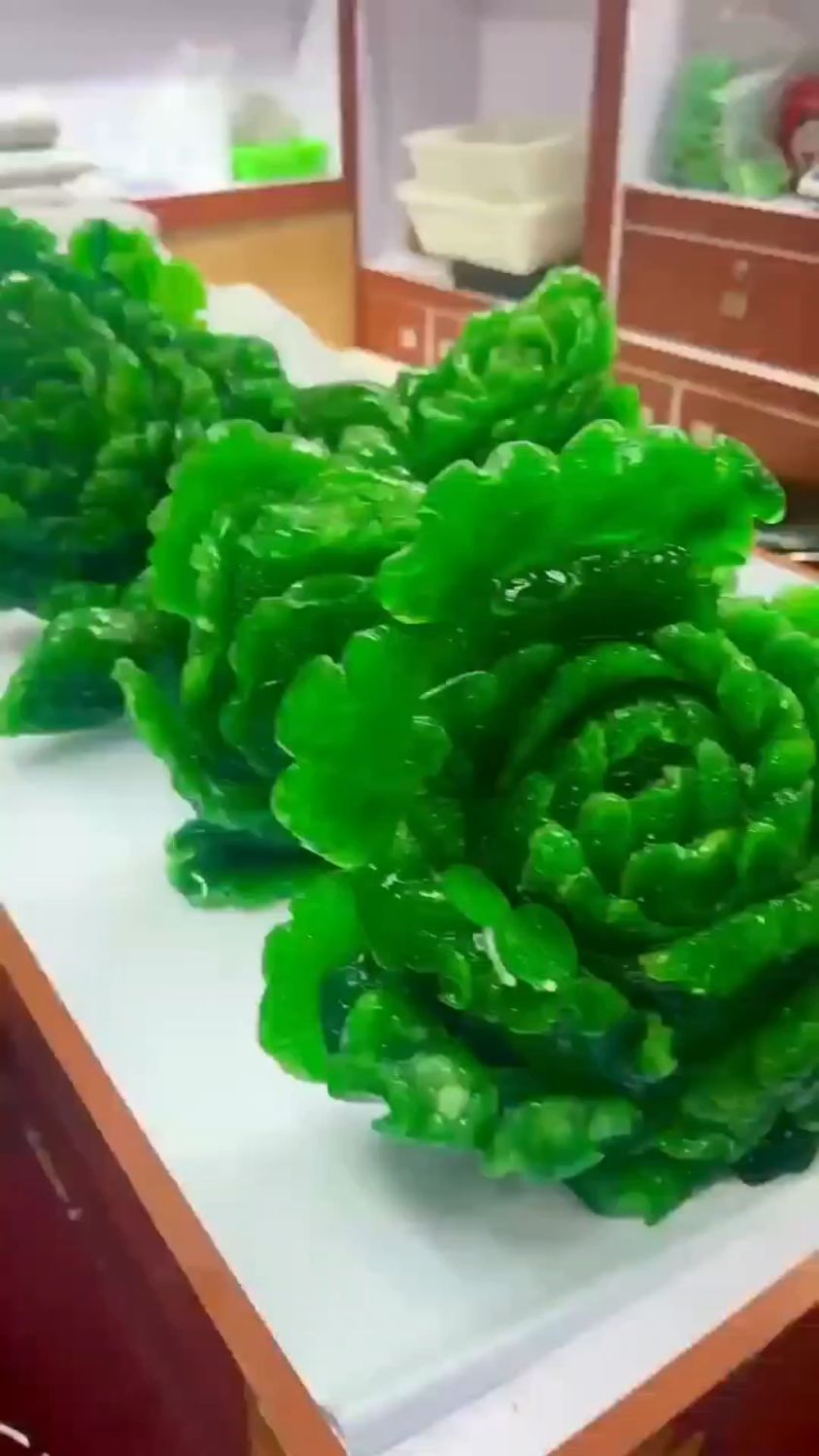 老翡翠白菜摆件,雕刻精美,水头十足!