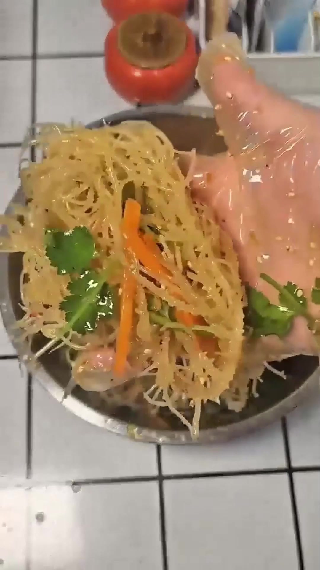 过节囤太多荤菜难消化，龙须菜凉拌解腻清肠，高钙膳食平衡节日饮食