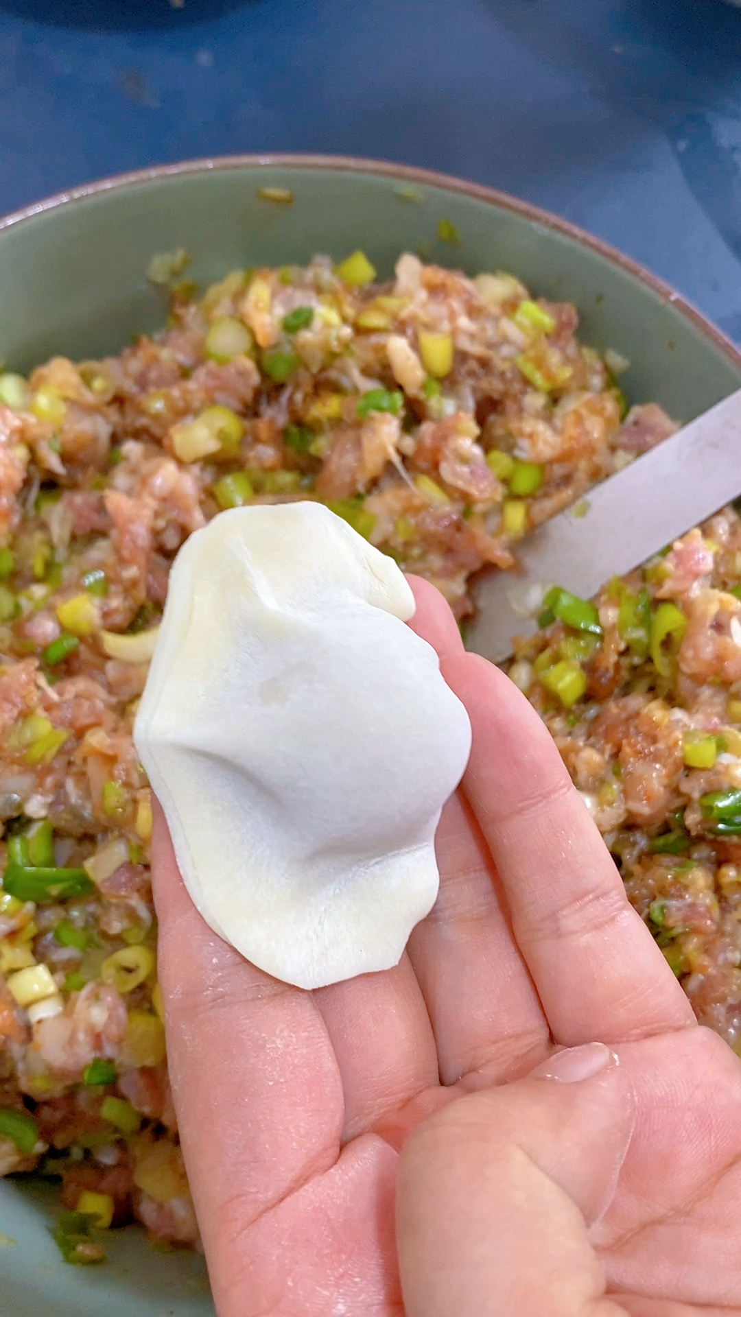 一起和家人在家包饺子吃