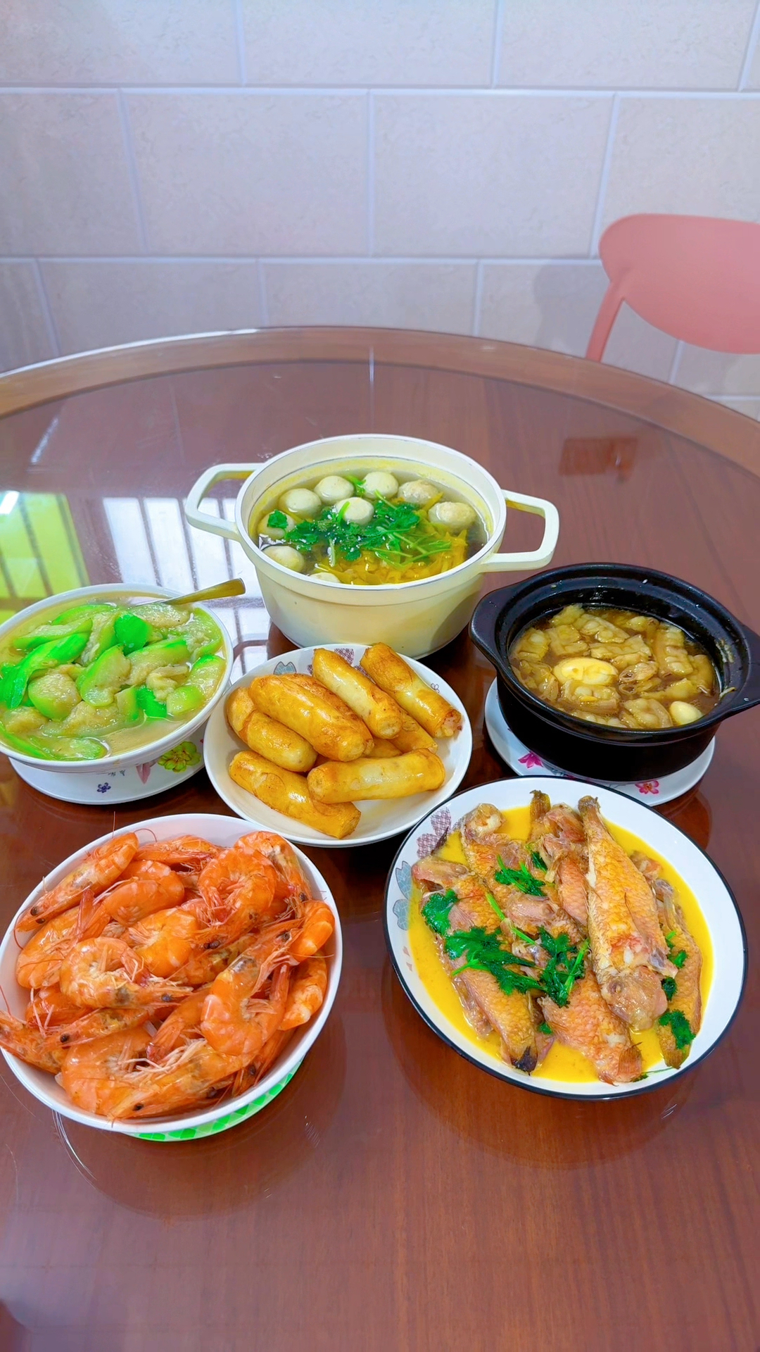 周末孩子在家里吃饭,潮汕婆婆安排五菜一汤,卤猪粉肠太下饭了