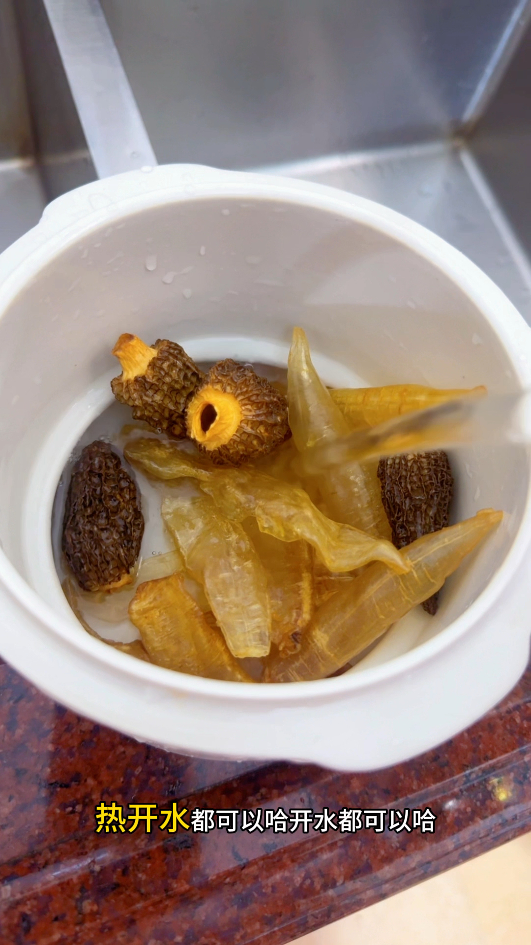 羊肚菌鱼胶汤:营养丰富增强抵抗力,家有老人小孩都可以试试