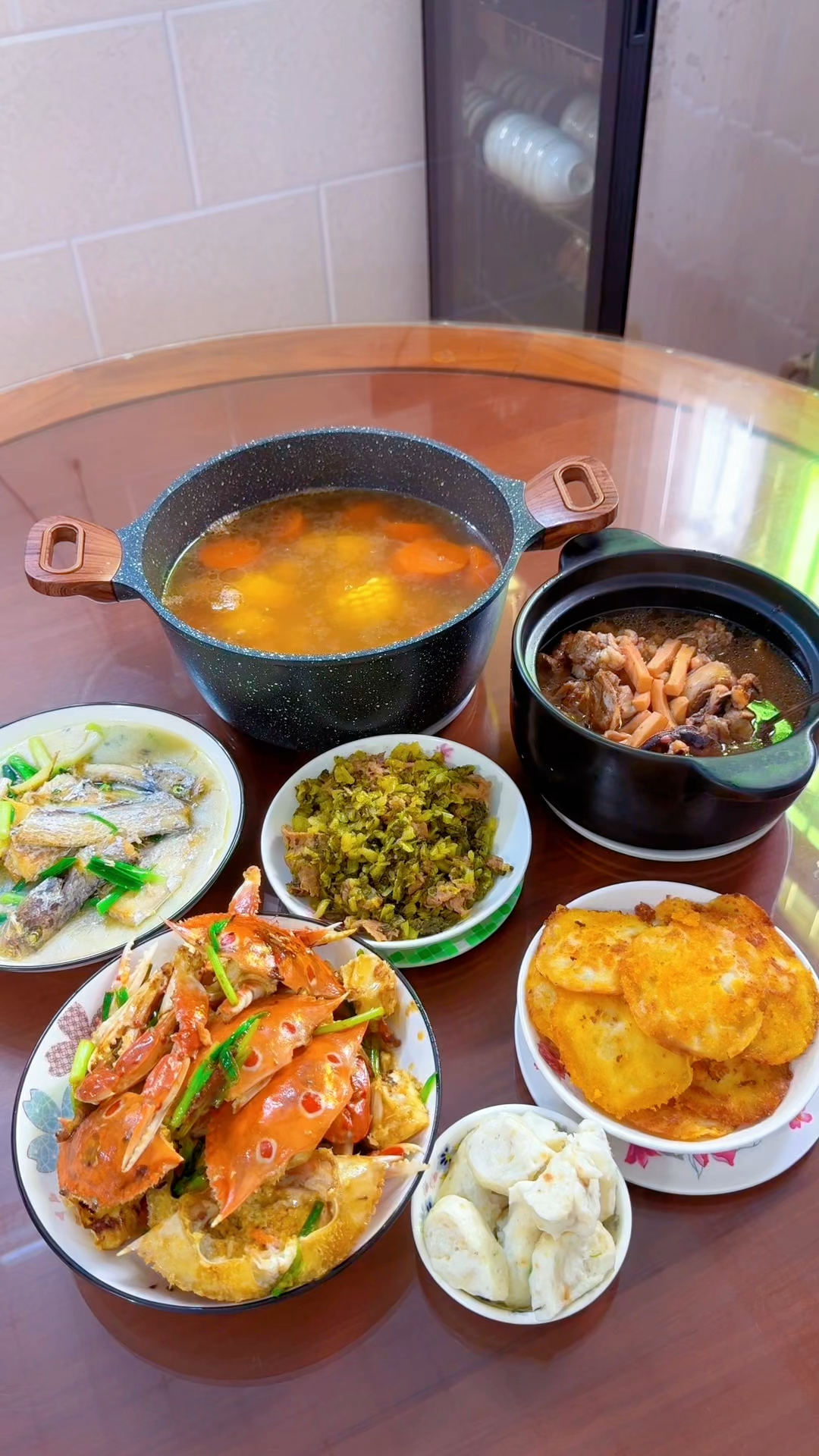 潮汕婆婆的家常硬菜：蟹肥鱼嫩汤鲜甜，墨鱼干炖排骨太费米饭了