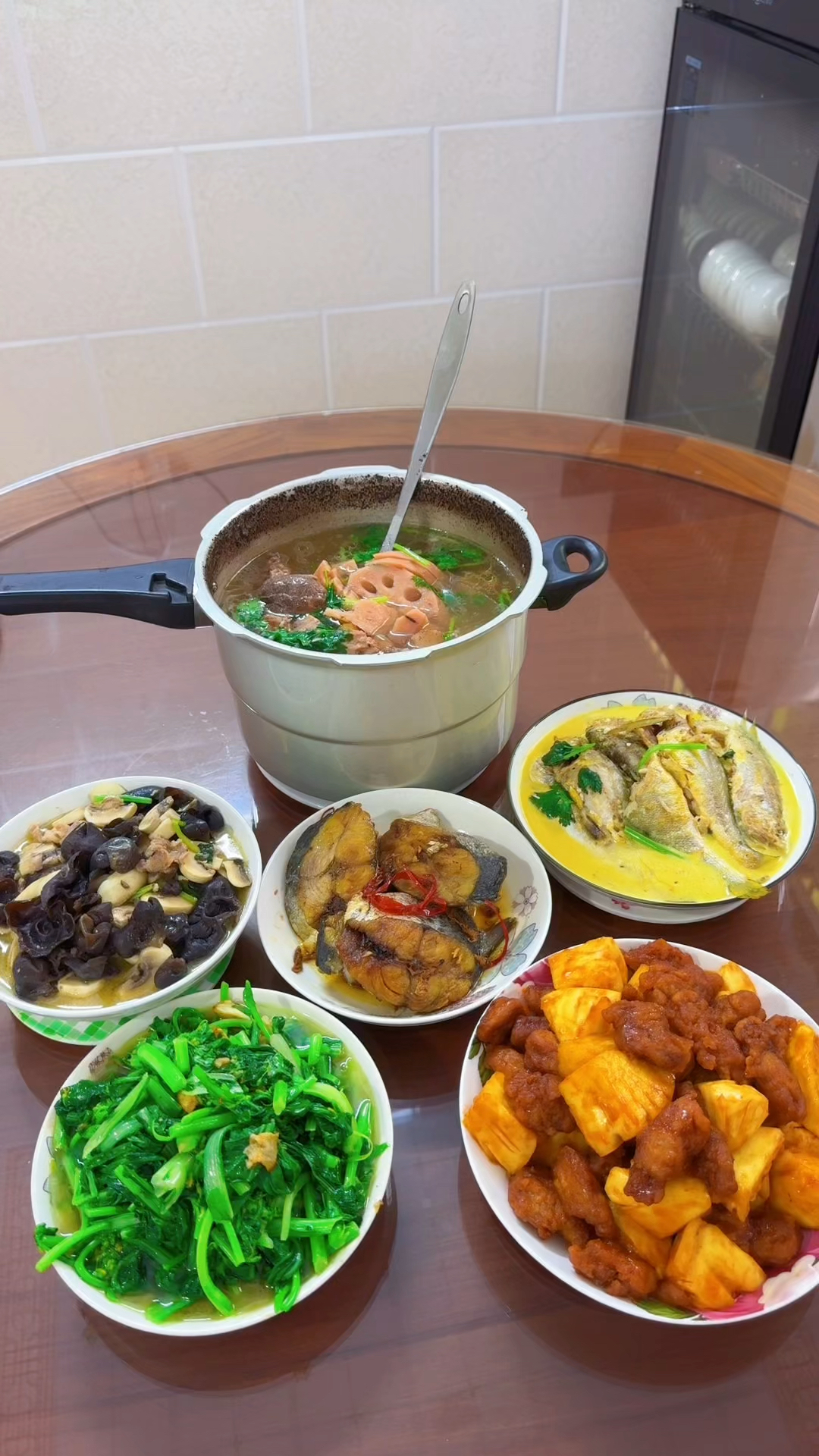 有个会做饭的潮汕婆婆每天都像过年似的，这桌家常菜比饭店还好吃