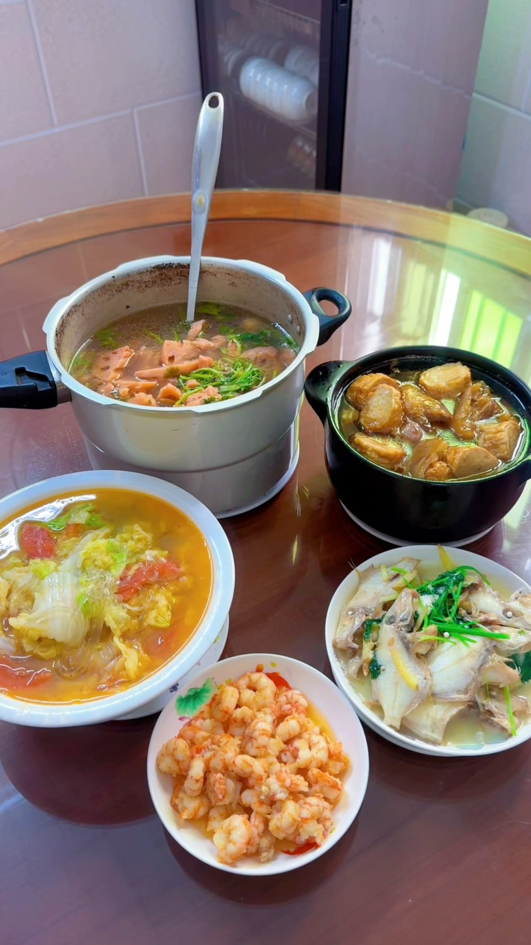 有个会做饭的潮汕婆婆真好，这桌家常菜太馋人了，卤猪脚最抢手