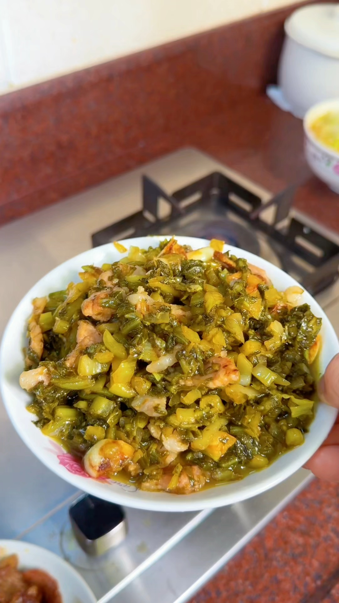 解锁潮汕餐桌的灵魂菜：酸菜炒肉的地道做法，酸爽开胃能炫三碗饭