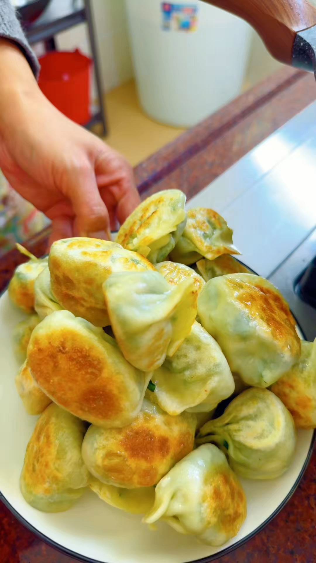 春天必吃!韭菜饺子的灵魂:皮薄馅足、焦香酥脆,一次能吃20个