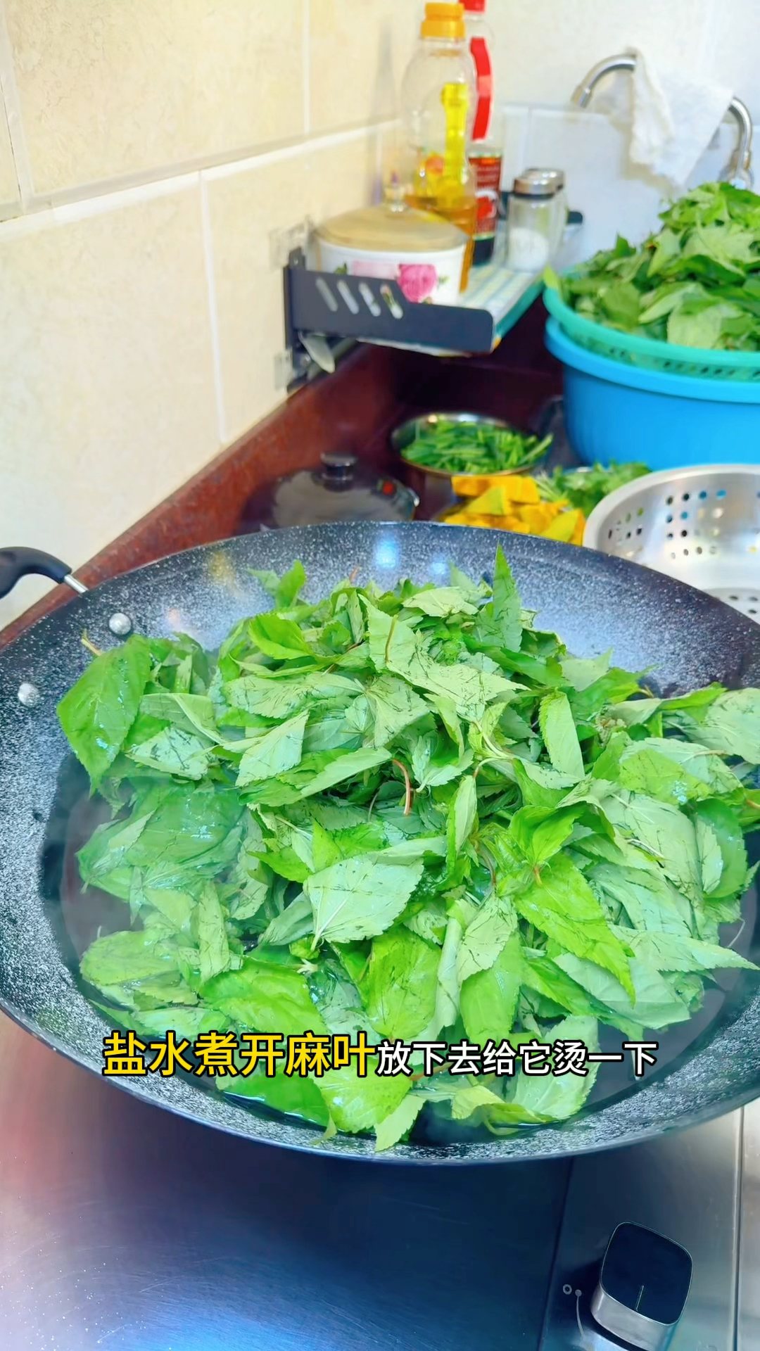 烫麻叶的关键一步:盐水焯烫,才能炒出潮汕风味