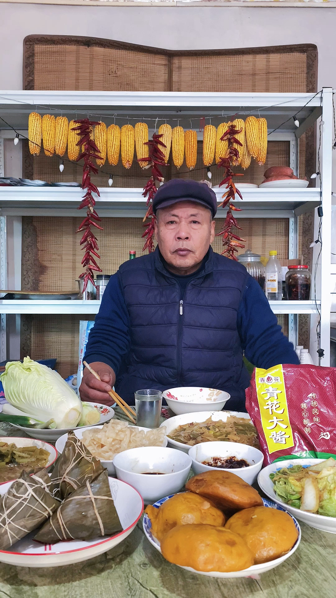 猫冬的季节，老汉整上满满一大桌饭菜，一个人吃得津津有味