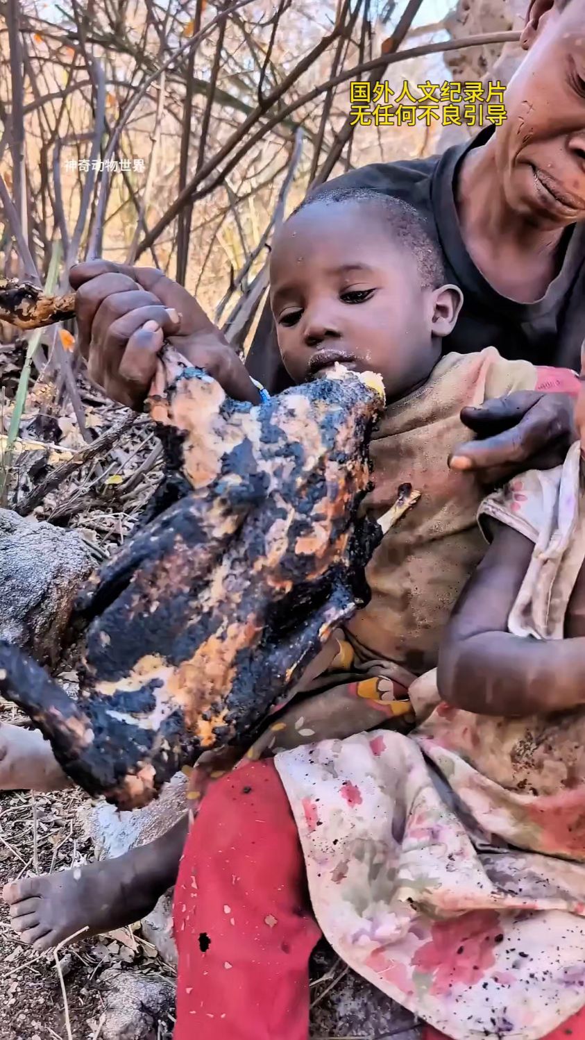 非洲原始部落吃烤鸭