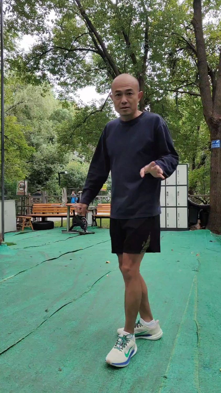 鸭子步是锻炼下肢力量和柔韧性的好动作