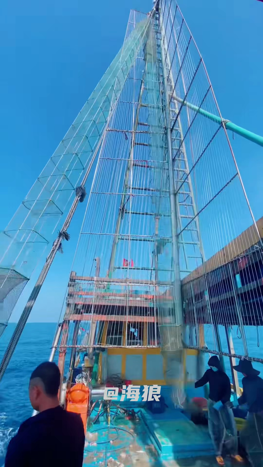 深海长蛇笼捕鱼虾好长的地笼,收起笼来还以为耍杂技了。