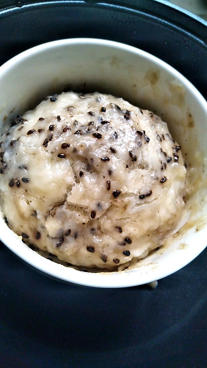自发面，做的手工馒头，和面时撒上熟芝麻，加豆酱调味，蒸20分钟