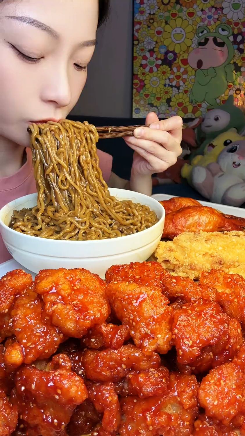 炸酱面 糖醋锅包肉 配上爆浆鸡排鸡翅包饭真的太香了