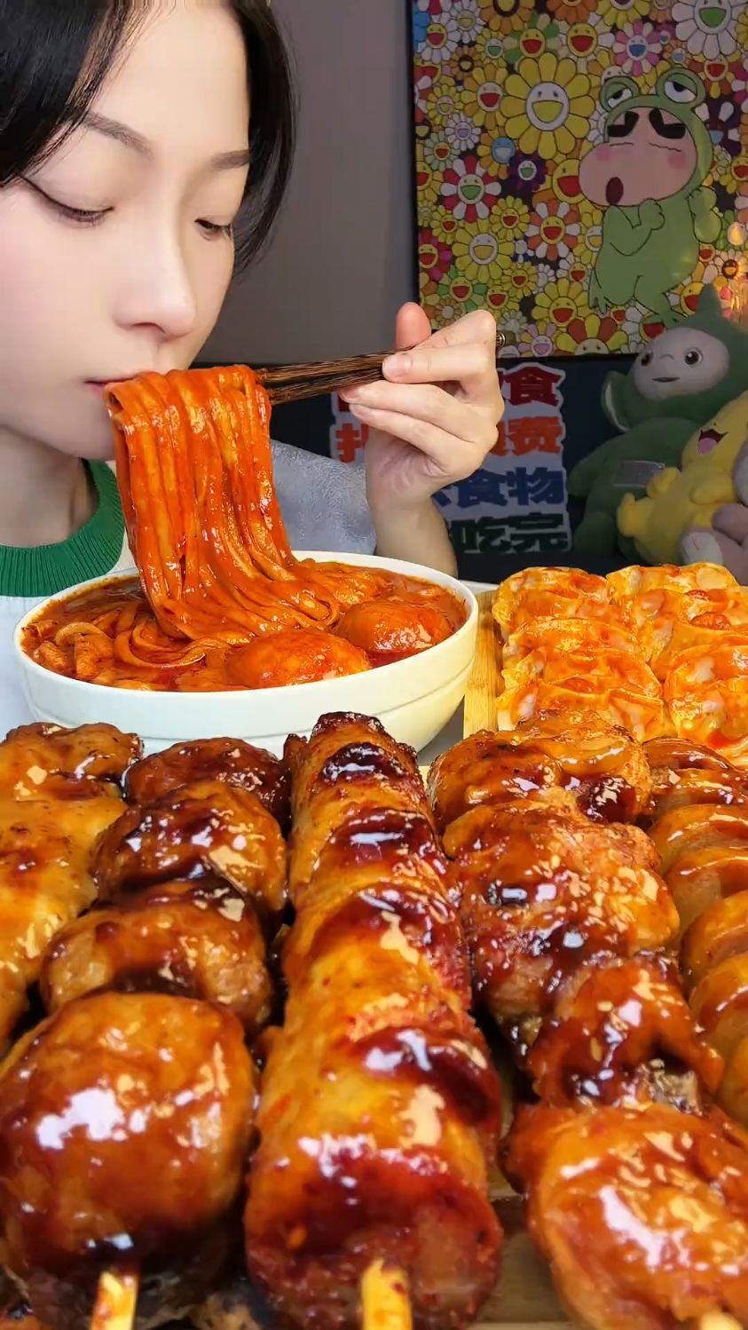 便利店串串 麻酱麻辣烫 配上红油虾饺真的太香了