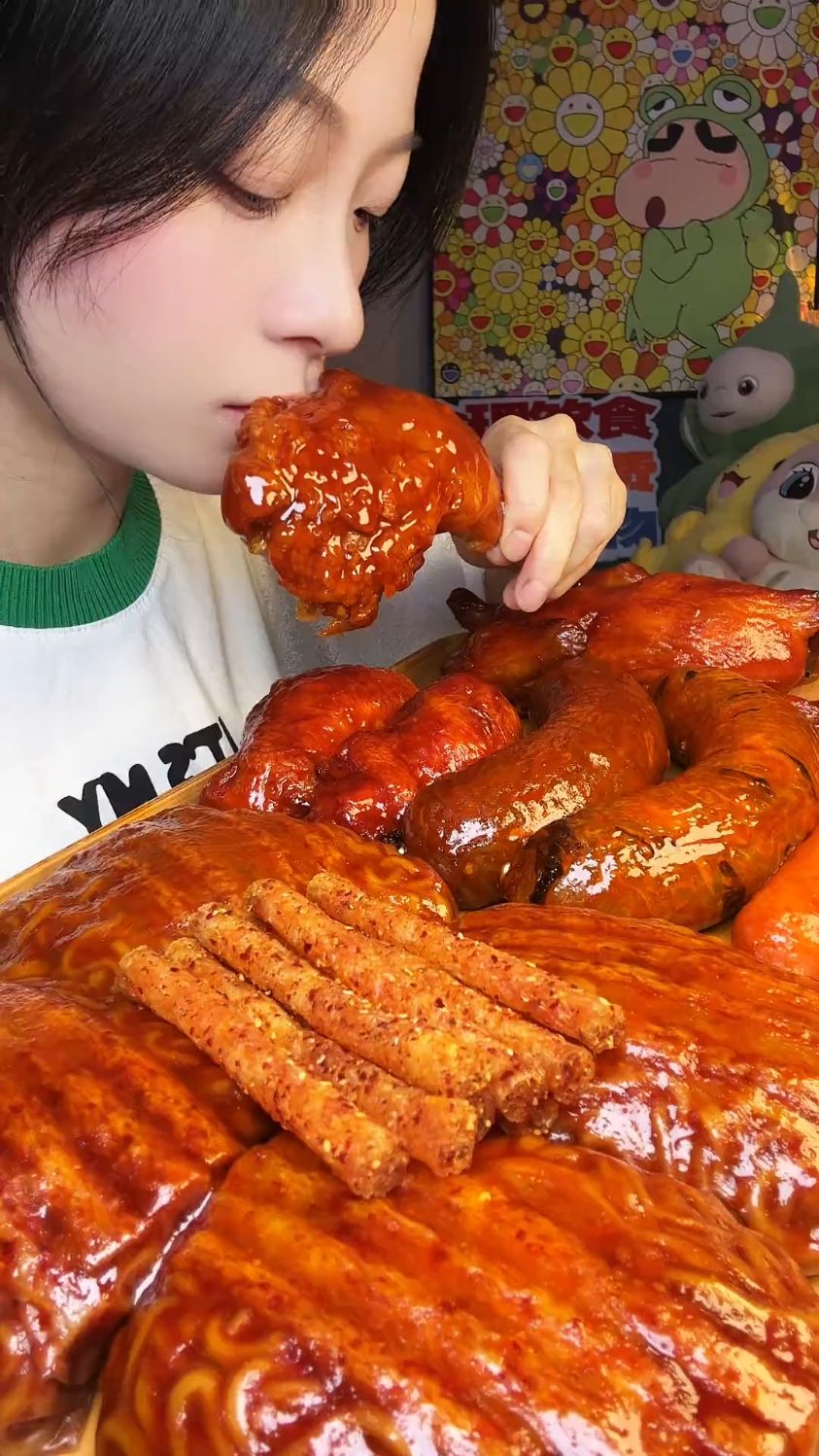 烧鸡 手枪腿 让肠 鸡翅包饭的拼盘 配上筋饼卷火鸡面,真的太香了