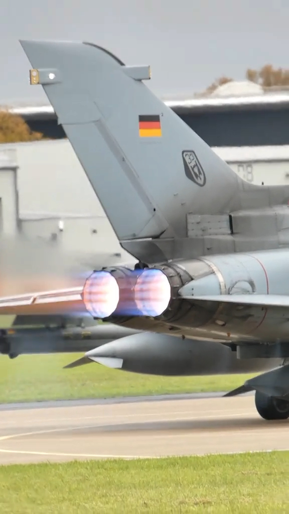 实拍战斗机起飞过程,这发动机火焰能烤羊肉串吗?