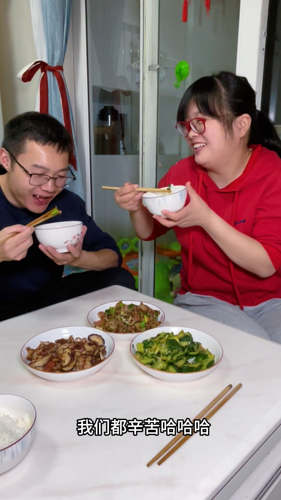 过年婆婆做的腊肉给小纪煮一锅,炒3菜配米饭,直呼太过瘾了好吃