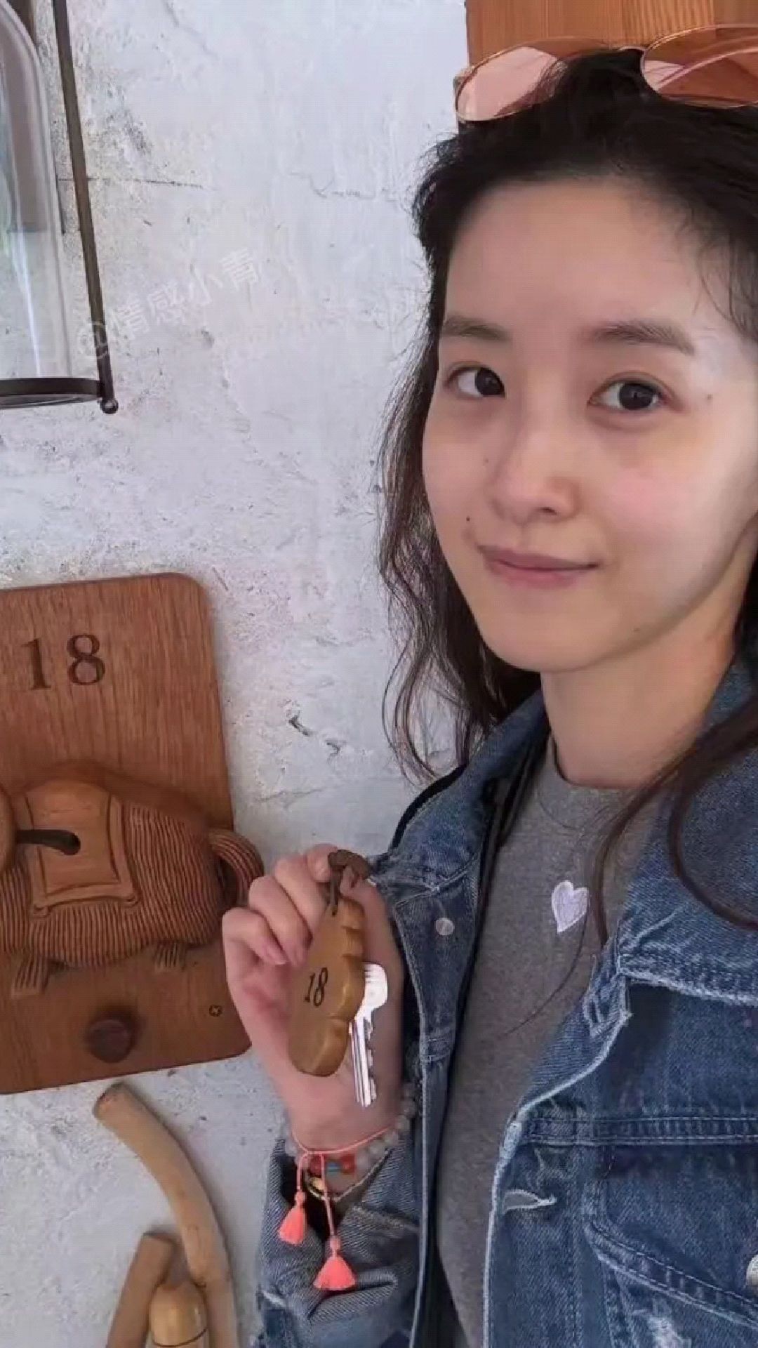 31岁“奶茶妹妹”章泽天晒旅行照,清新脱俗。网友:老阿姨