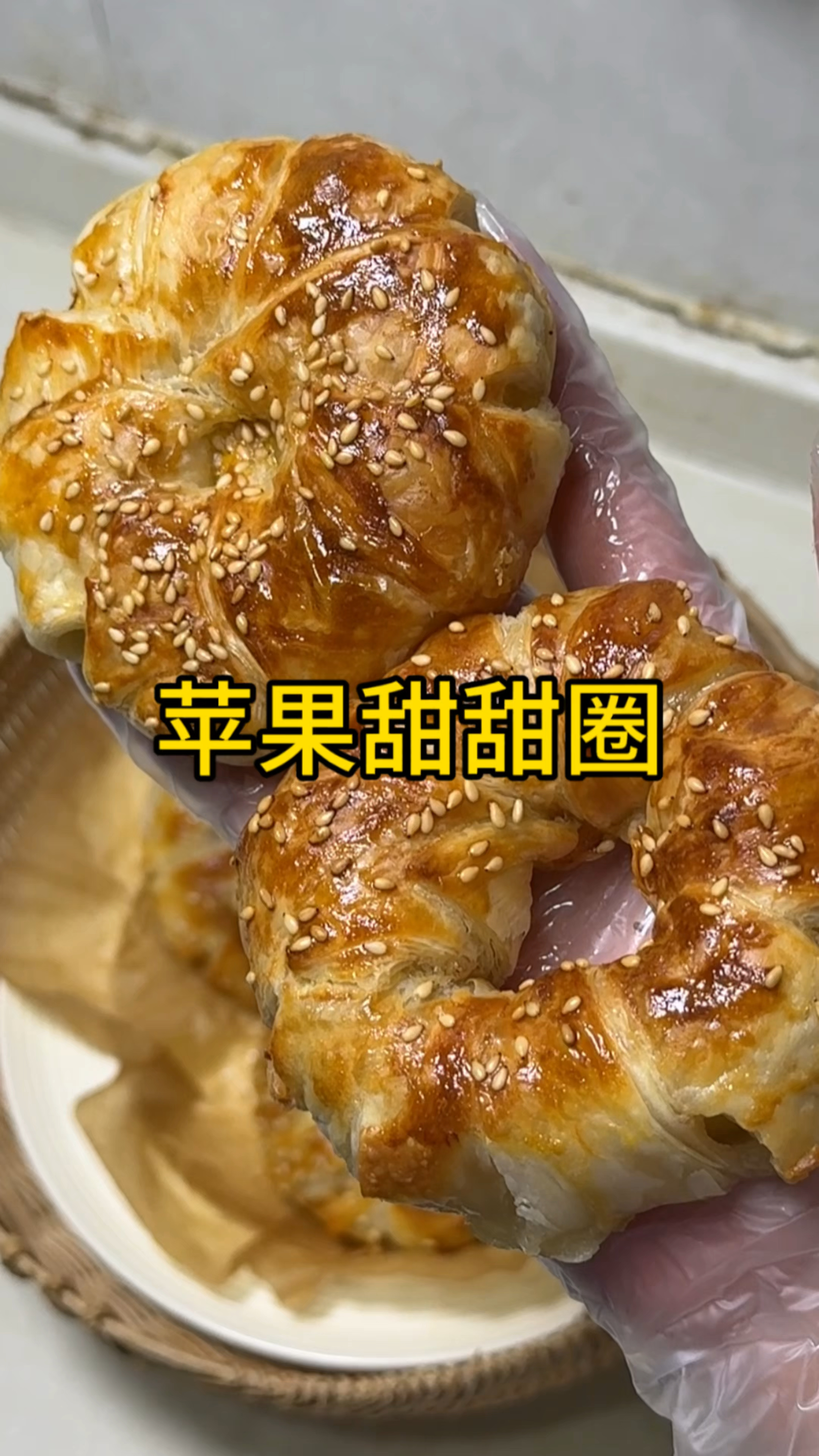 相信我!苹果和手抓饼这样做神仙吃法,5分钟搞定懒人版苹果派