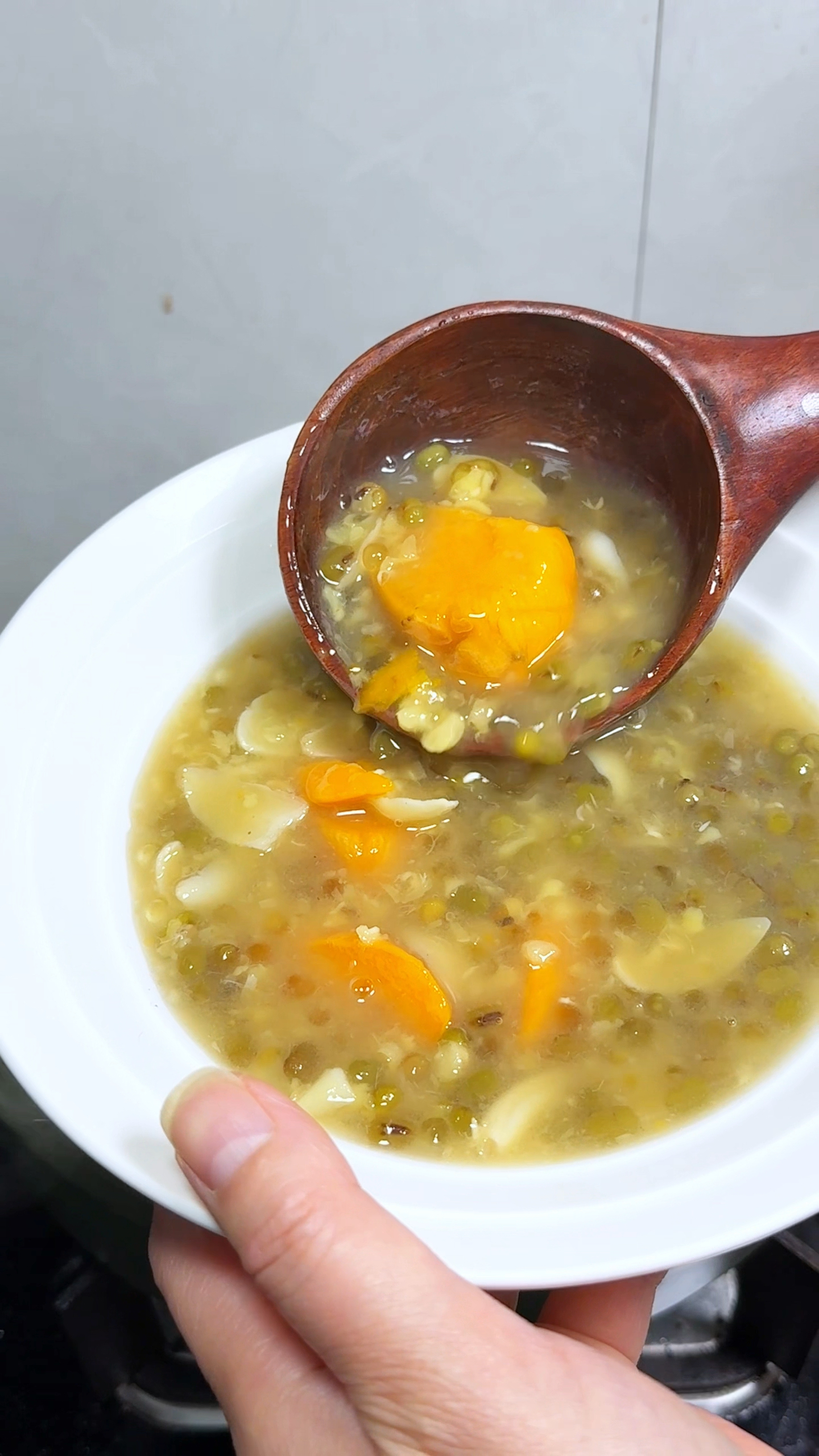 这季节多喝绿豆百合番薯粥，做法简单，好喝又去火