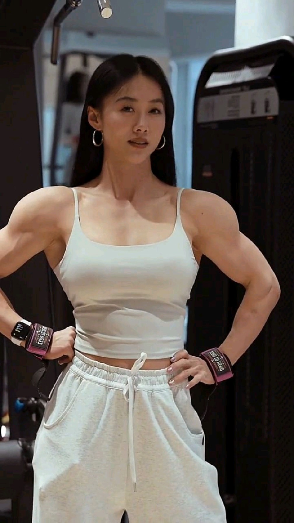 经常健身锻炼的辽宁美女,她的肌肉力量比很多男的都厉害