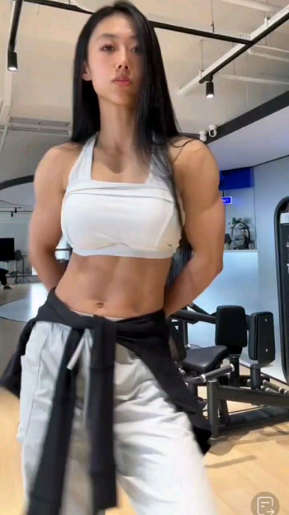 辽宁的健身美女,她身高171,肌肉结实健美,很多男生都自愧不如