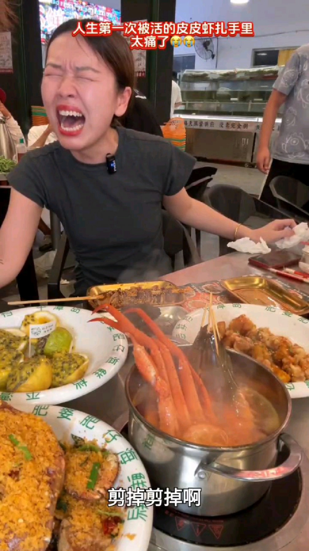 美女想吃皮皮虾反被扎手大哭,皮皮虾:你要煮我时我可是一声没吭